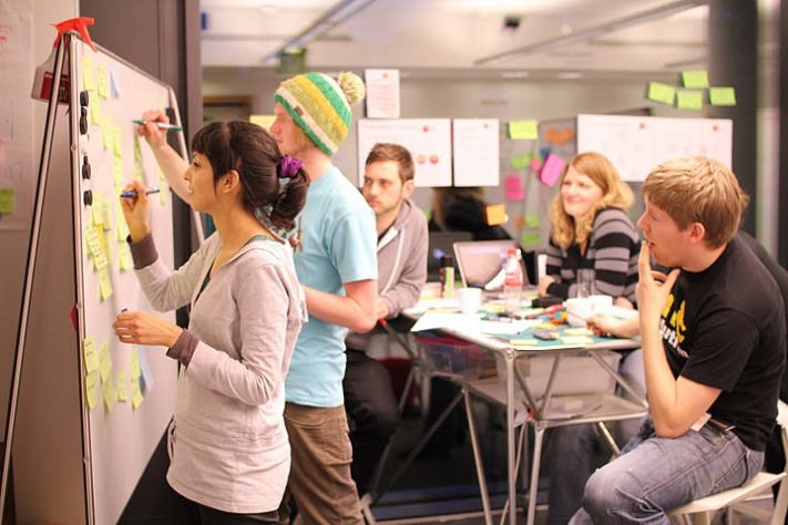 Detailaufnahme mit Post-its und Karten