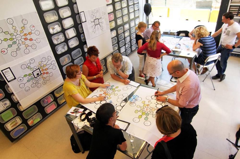 Moderner Raum mit Workshop-Material