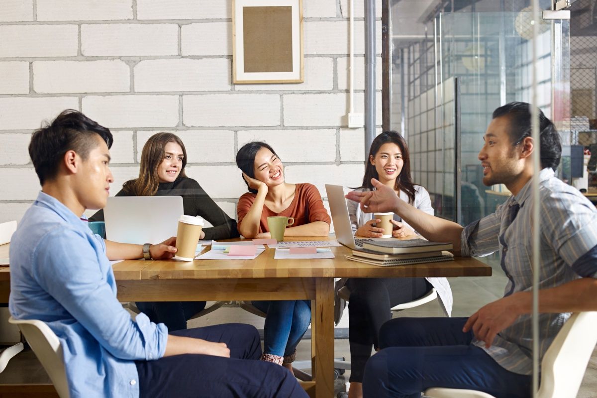 Team lacht bei einer Gruppenübung